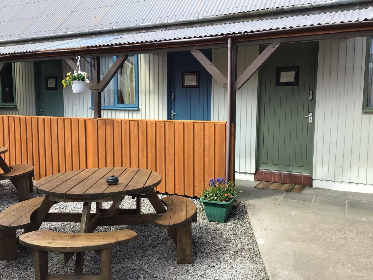 Loch Ness Backpackers Lodge ドラムナドロッキット エクステリア 写真