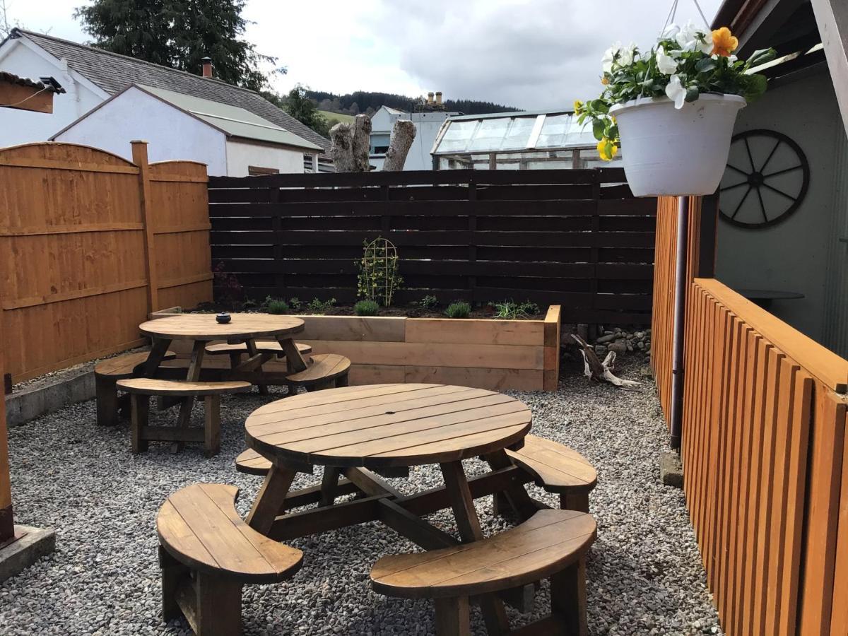 Loch Ness Backpackers Lodge ドラムナドロッキット エクステリア 写真