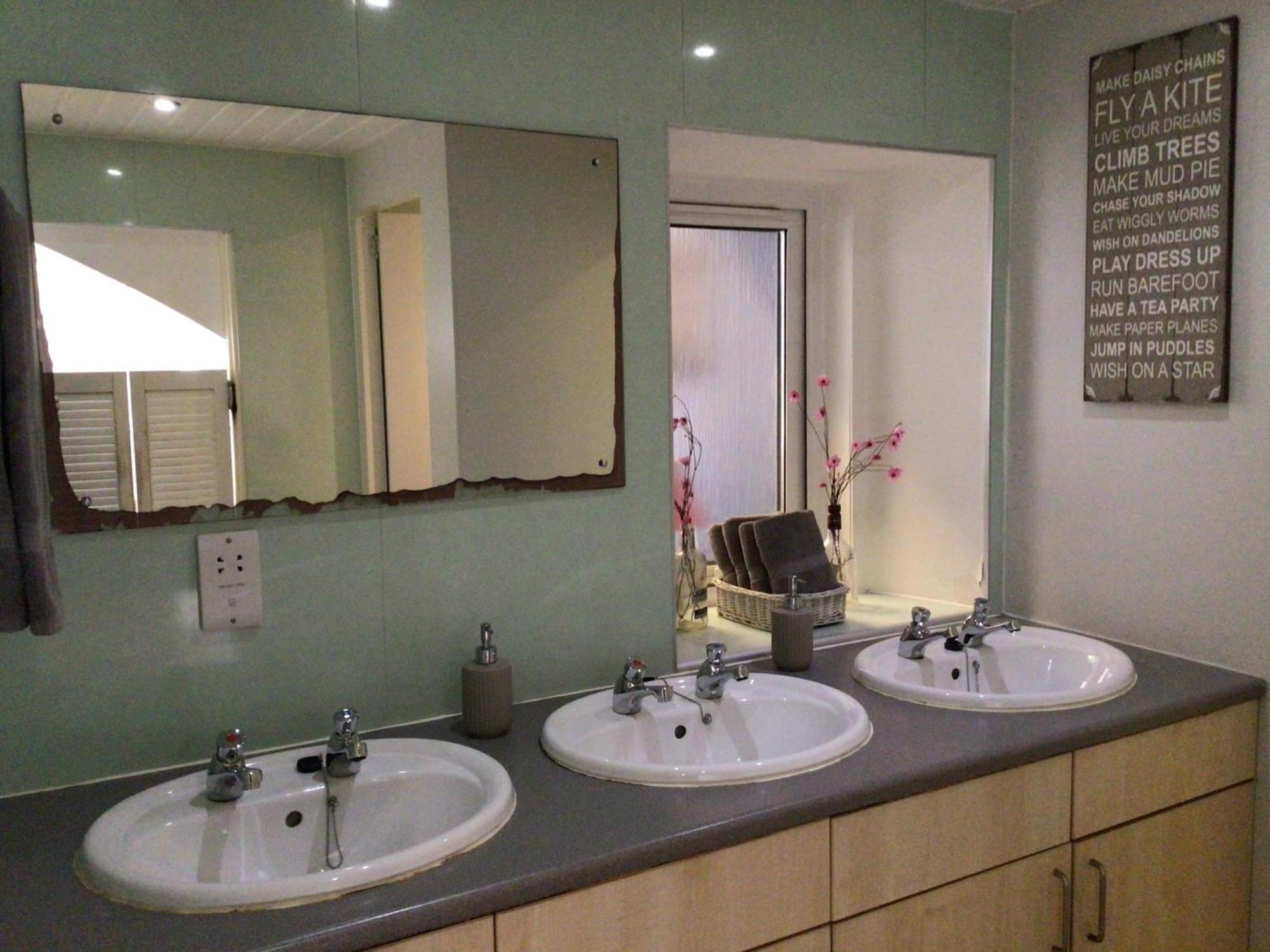 Loch Ness Backpackers Lodge ドラムナドロッキット エクステリア 写真