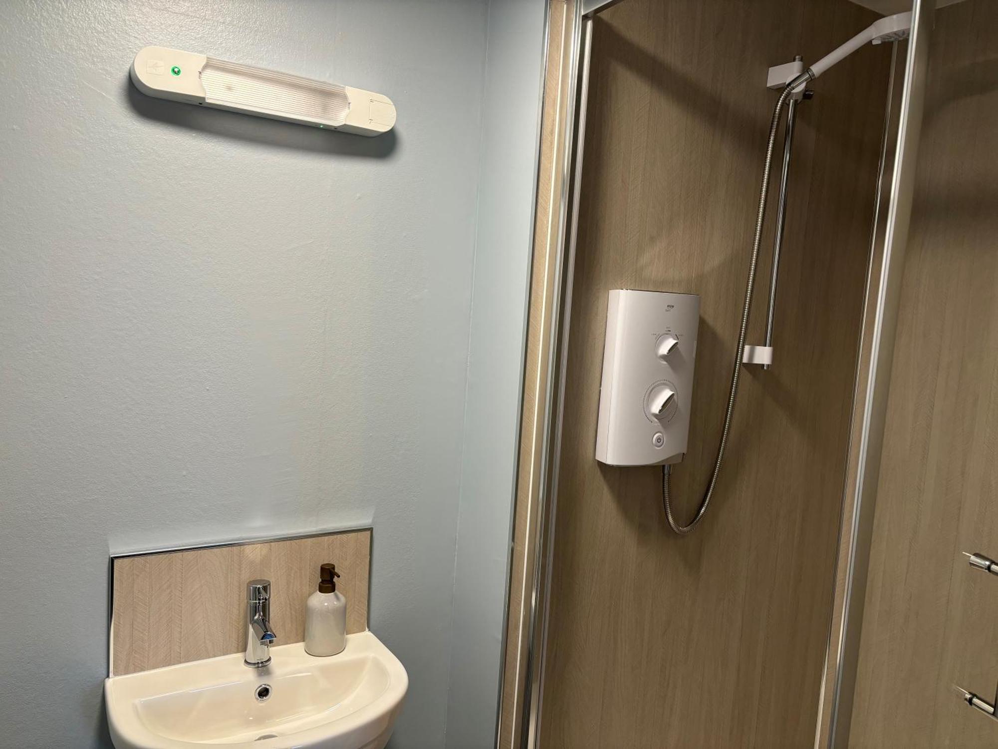 Loch Ness Backpackers Lodge ドラムナドロッキット エクステリア 写真