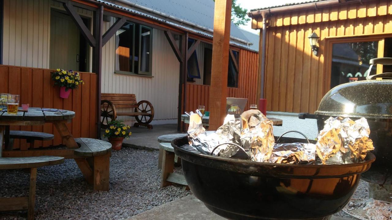 Loch Ness Backpackers Lodge ドラムナドロッキット エクステリア 写真