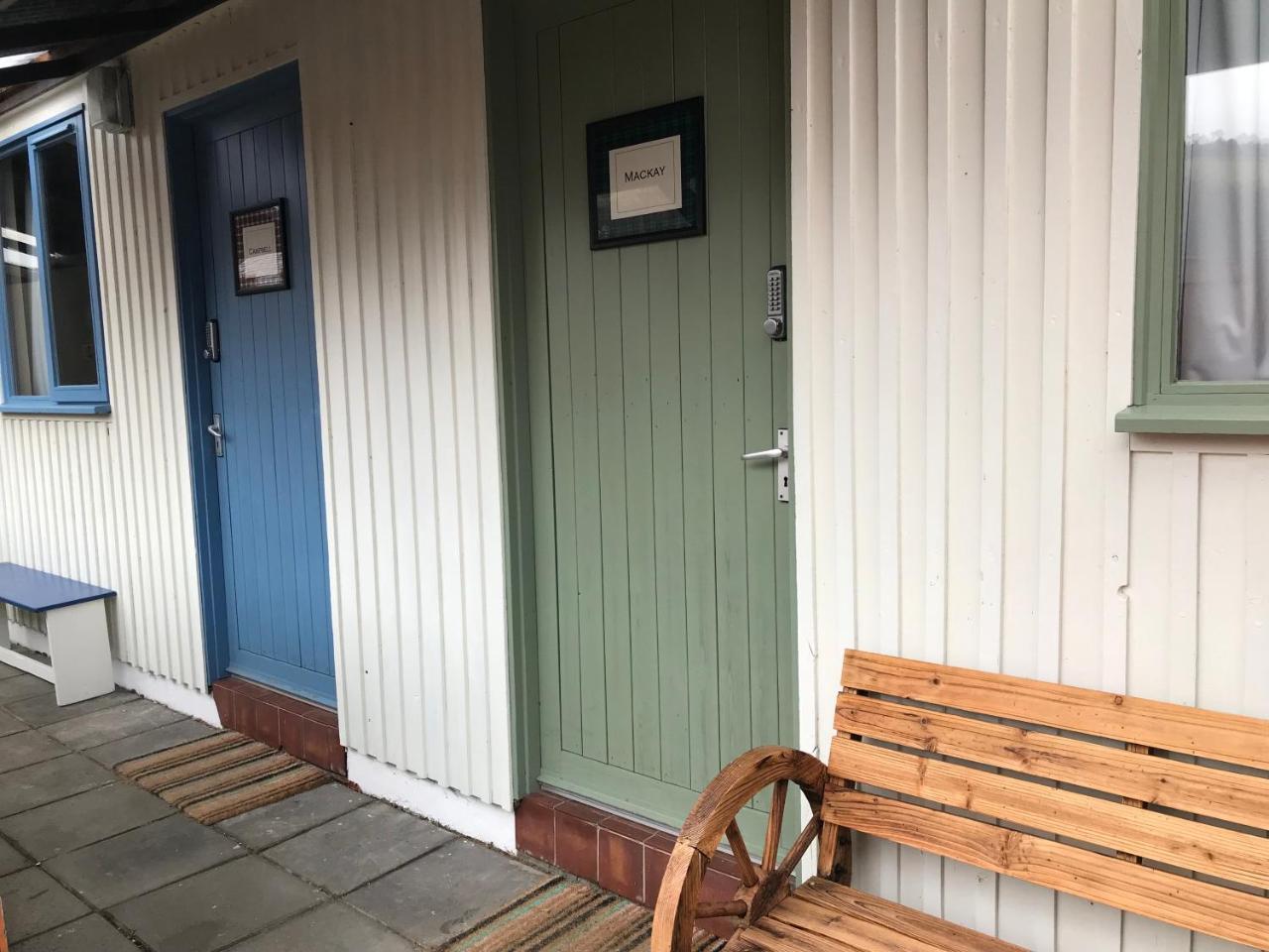 Loch Ness Backpackers Lodge ドラムナドロッキット エクステリア 写真