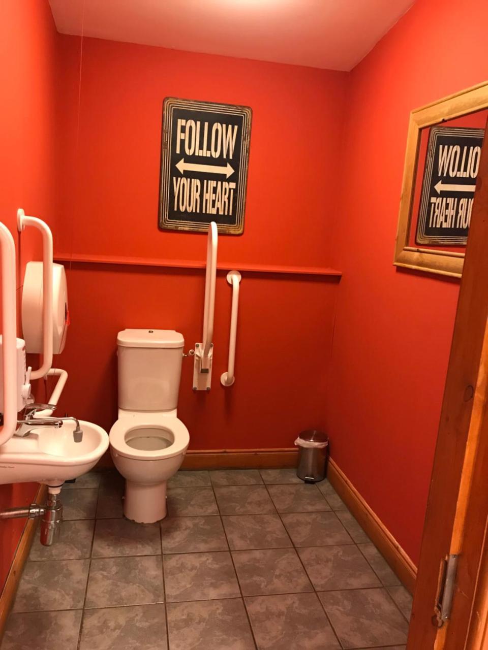 Loch Ness Backpackers Lodge ドラムナドロッキット エクステリア 写真