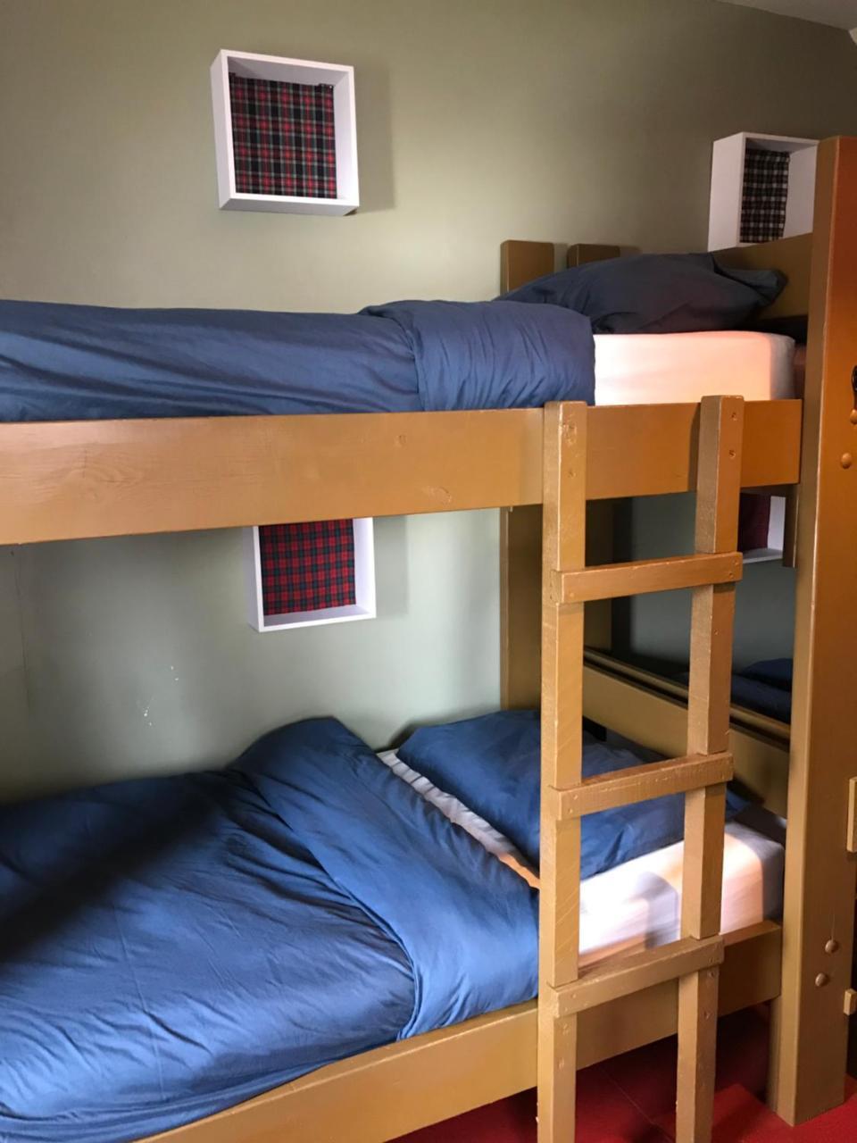Loch Ness Backpackers Lodge ドラムナドロッキット エクステリア 写真
